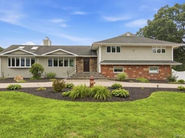 60 Hawthorne Street , Selden, NY 11784