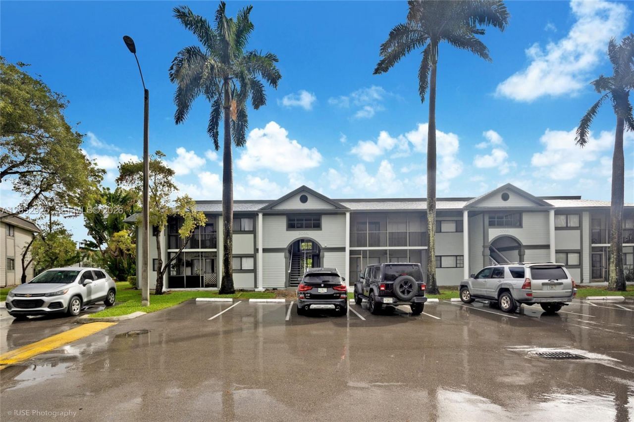 20681 NE 4th Pl , Unit 203, Miami, FL 33179 Photo