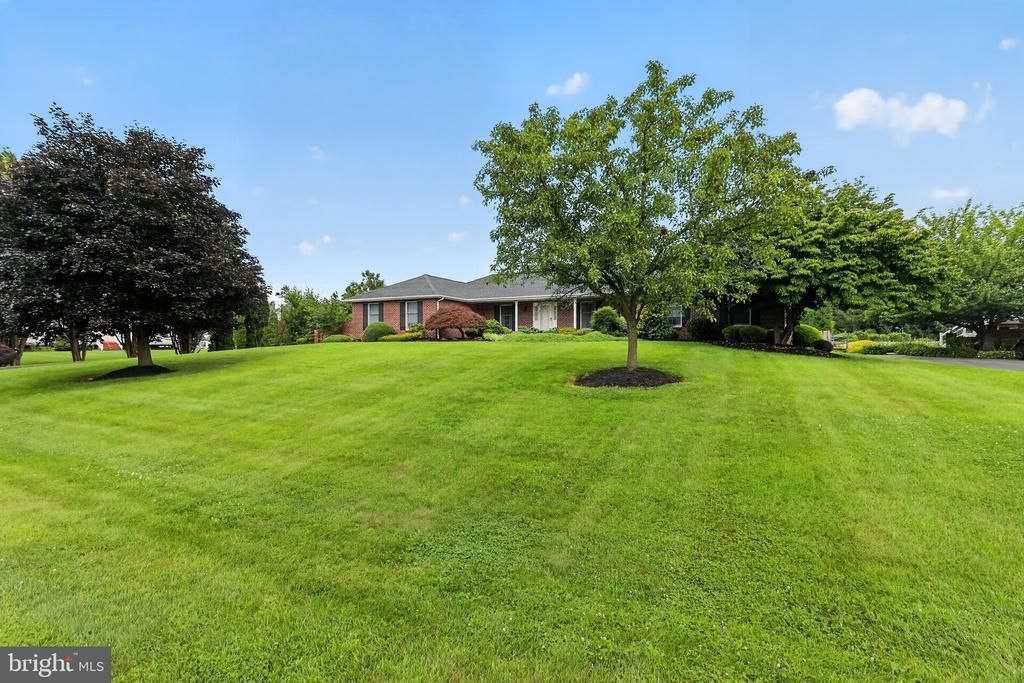 302 Detjen Drive, Hockessin, DE 19707 Main Photo