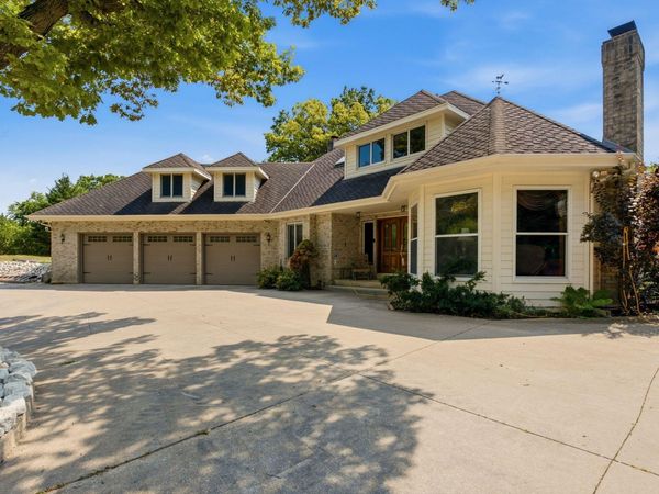 S86W30485 Stonegate Dr, Mukwonago, WI 53149