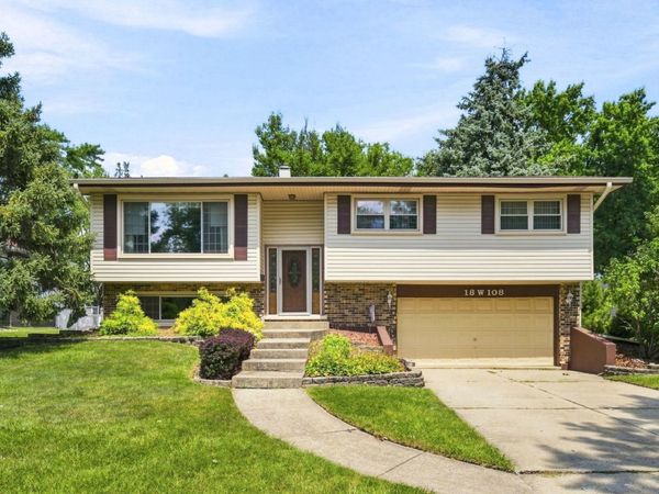 18W108 71st Street, Darien, IL 60561