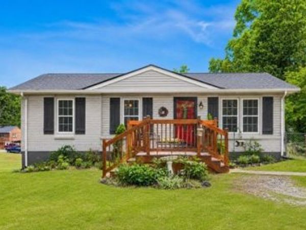 1304 Breeze Ln, Clarksville, TN 37040