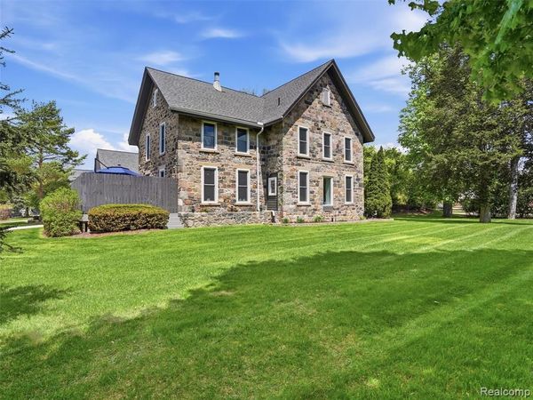 7475 Pinehurst Circle , Bloomfield Hills, MI 48301