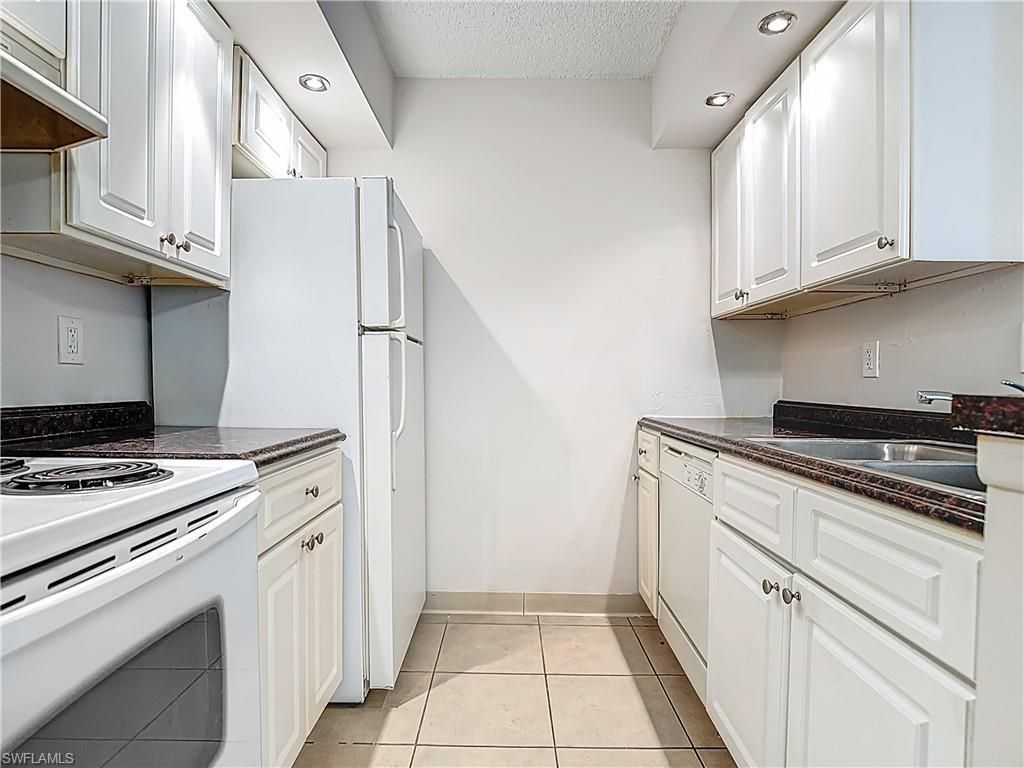 194 Santa Clara Dr, Unit 12, Naples, FL 34104 Photo