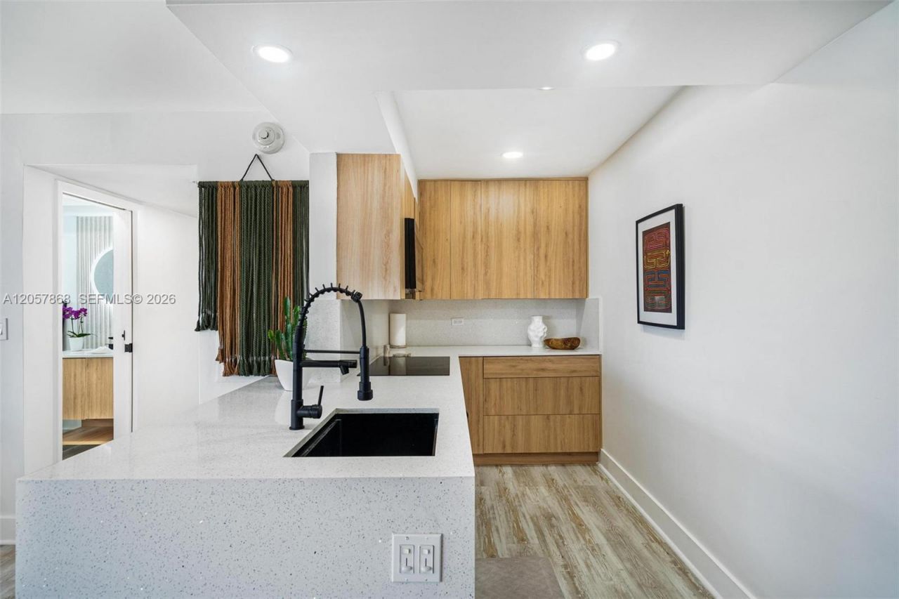 1881 Washington Ave, Unit 8C, Miami Beach, FL 33139 Photo