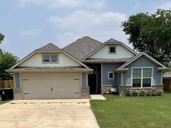618 E Walcott Street , Pilot Point, TX 76258