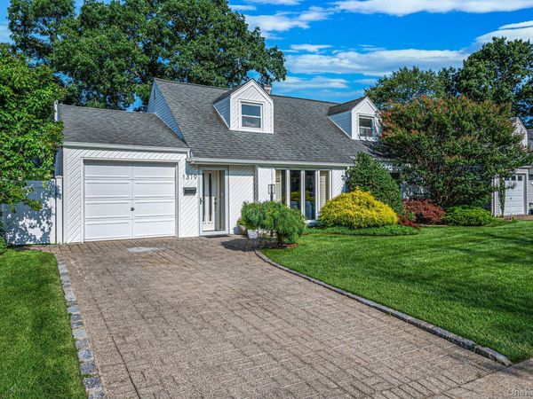 1319 Harry Lane , Merrick, NY 11566