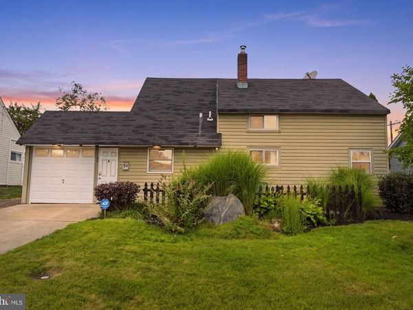 34 RIDGE LANE, LEVITTOWN, PA 19055