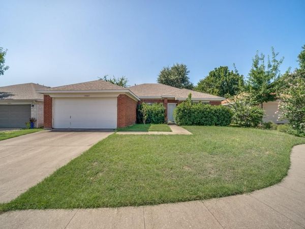10805 Pebblecreek Court, Benbrook, TX 76126