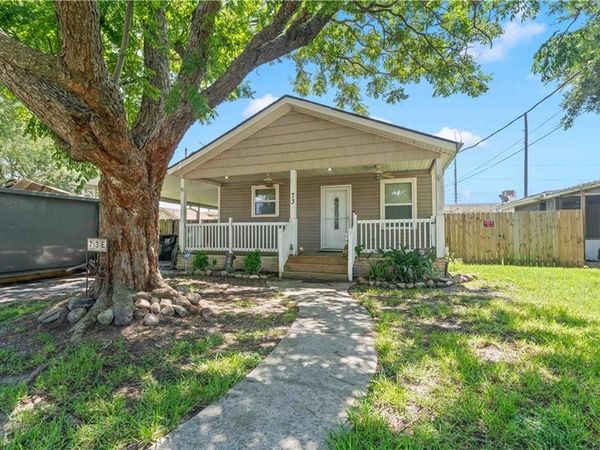 73 E CLAIBORNE Square , Chalmette, LA 70043