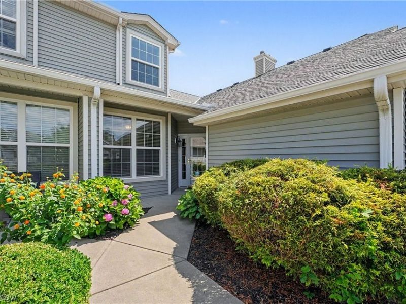 566 Hyannis Port Circle, Avon Lake, OH 44012 Photo 3