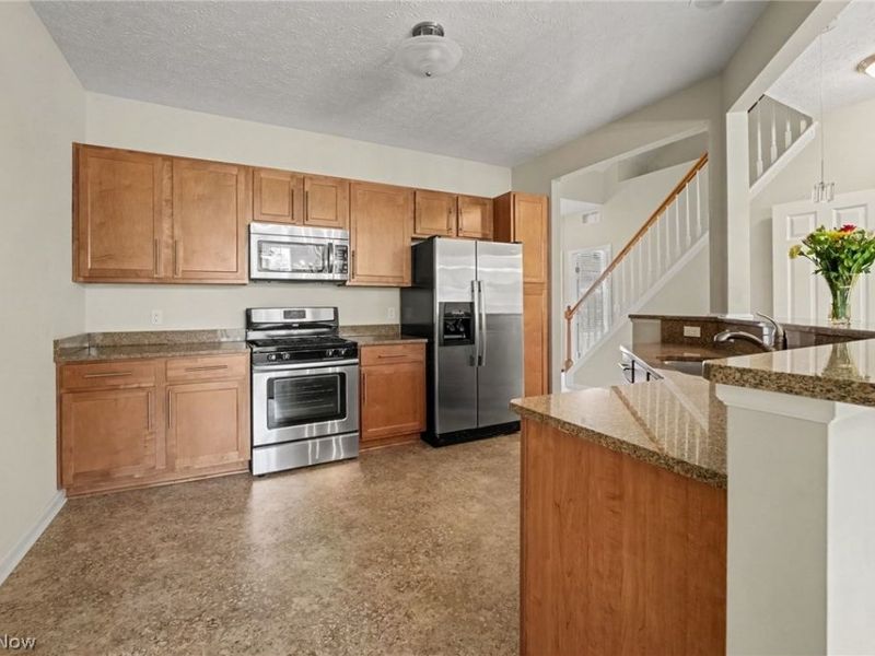 566 Hyannis Port Circle, Avon Lake, OH 44012 Photo 8