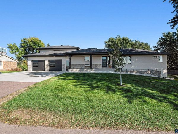 1608 S Powder House Rd, Sioux Falls, SD 57110