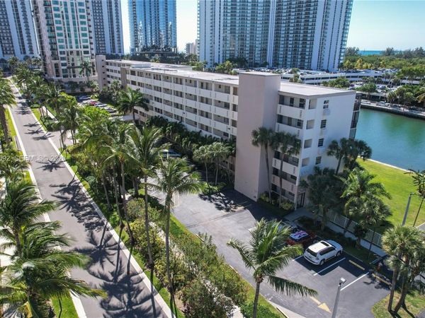220 Kings Point Dr, Unit 211, Sunny Isles Beach, FL 33160