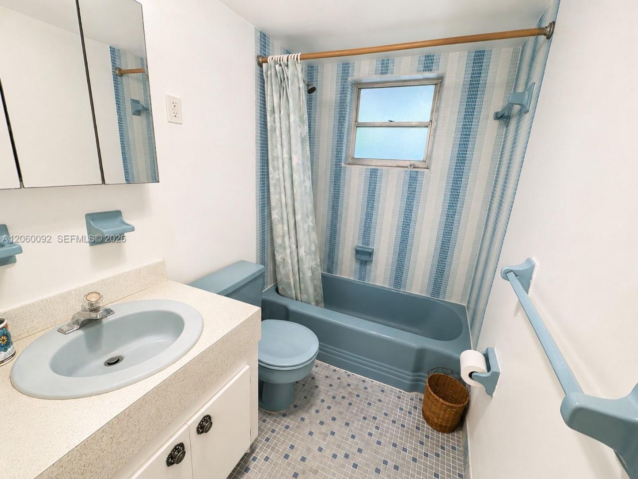 220 Kings Point Dr, Unit 211, Sunny Isles Beach, FL 33160 Photo