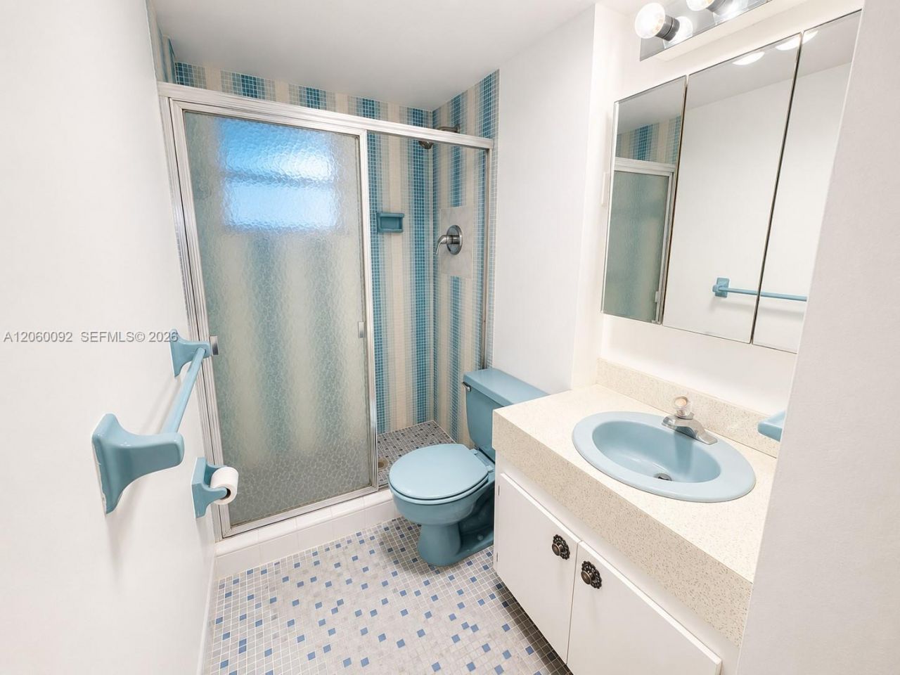 220 Kings Point Dr, Unit 211, Sunny Isles Beach, FL 33160 Photo