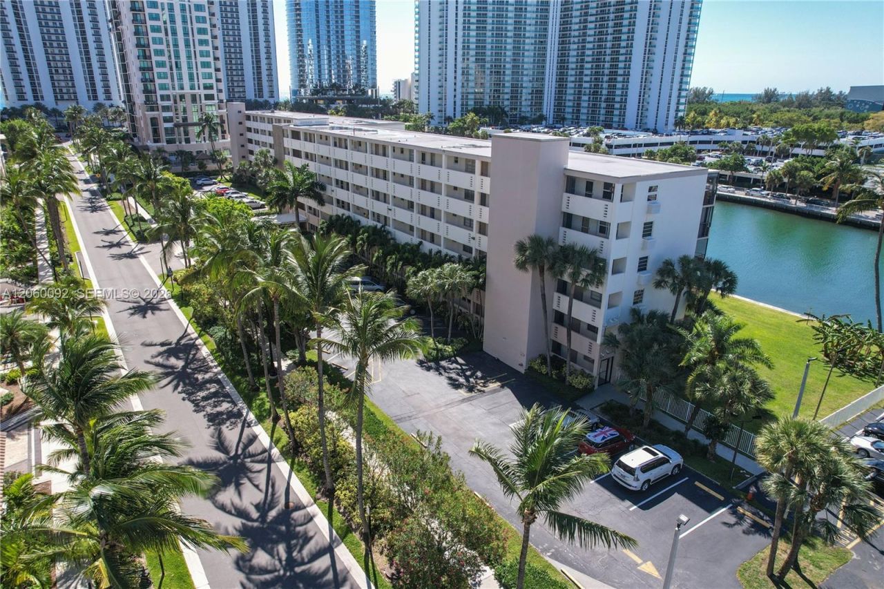 220 Kings Point Dr, Unit 211, Sunny Isles Beach, FL 33160 Photo
