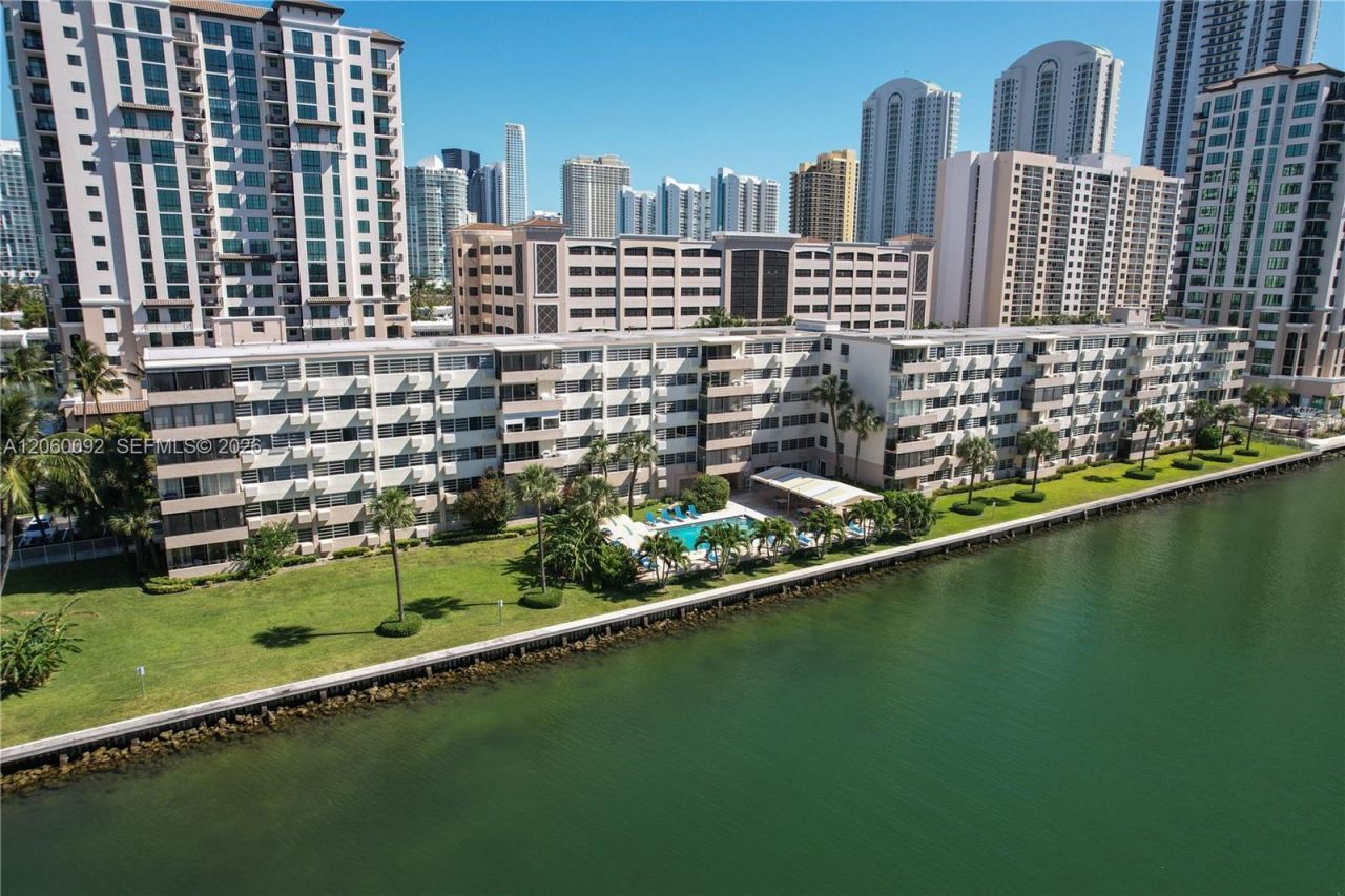 220 Kings Point Dr, Unit 211, Sunny Isles Beach, FL 33160 Photo