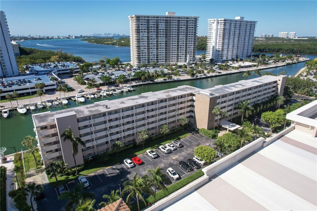 220 Kings Point Dr, Unit 211, Sunny Isles Beach, FL 33160 Photo
