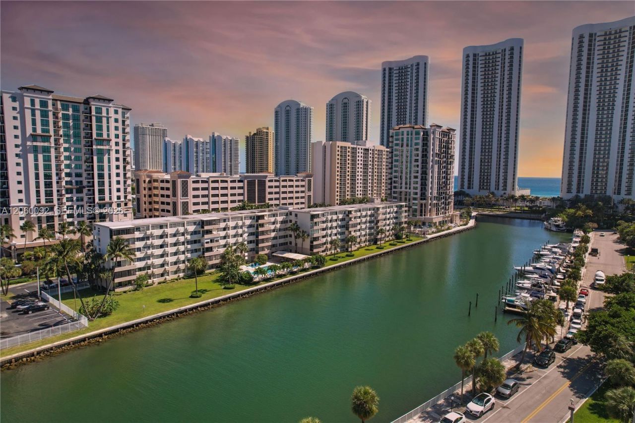 220 Kings Point Dr, Unit 211, Sunny Isles Beach, FL 33160 Photo