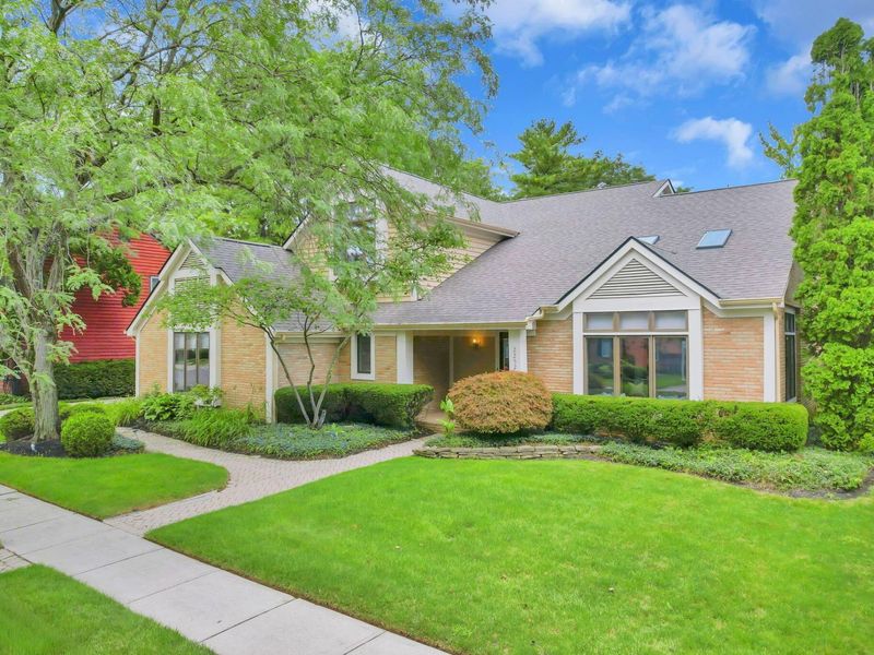 2252 Sedgwick Drive, Columbus, OH 43220 Photo 2