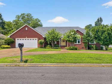 1304 Larkspur Drive, Murray, KY 42071