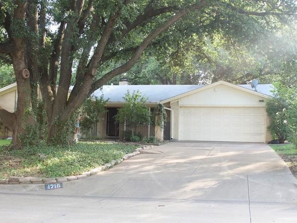 1210 Cozby Street S, Benbrook, TX 76126