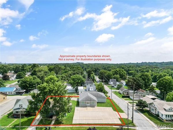 1110 School Street , Hillsboro, IL 62049