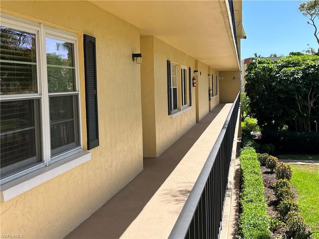 1085 Forest Lakes Dr, Unit 8202, Naples, FL 34105 Photo