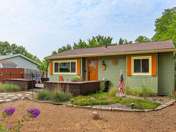 712 E Hackley Avenue , Des Moines, IA 50315