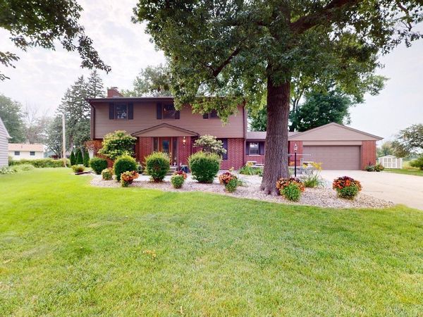 225 Parkridge Drive, Mason City, IA 50401