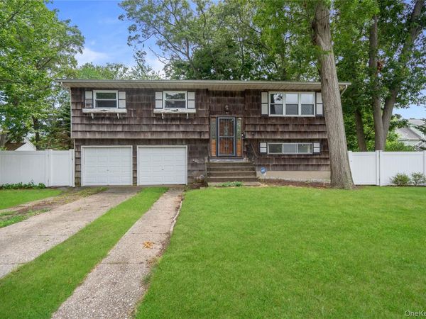 8 Rodney Avenue, Islip Terrace, NY 11752