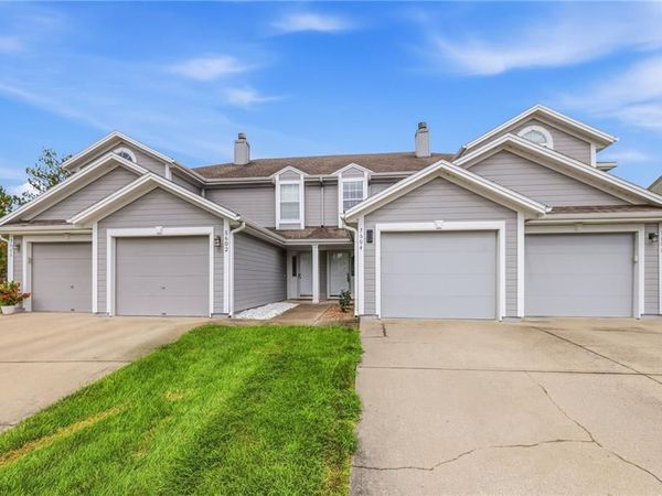 5604 NW Moonlight Meadow Court, Lee's Summit, MO 64064