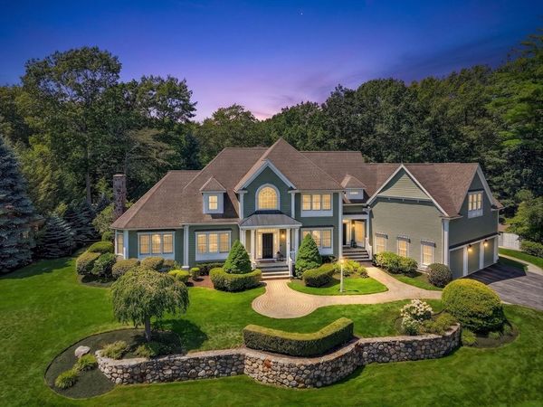 2 Goldman Cir, Bedford, MA 01730