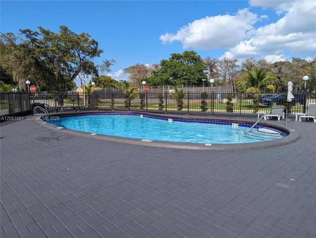 8040 N Colony Cir N, Unit 108, Tamarac, FL 33321 Photo