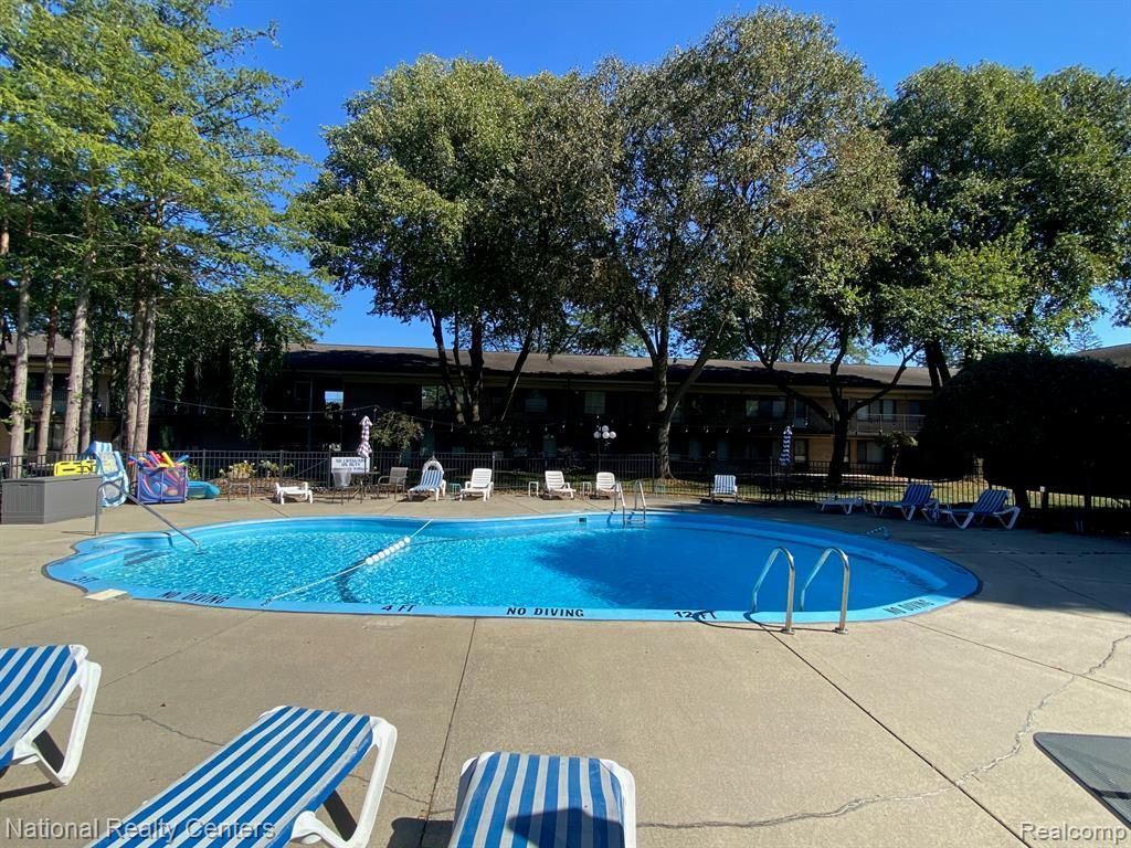 995 N Cass Lake Road, Unit 243, Waterford Township, Mi 48328 Main Photo