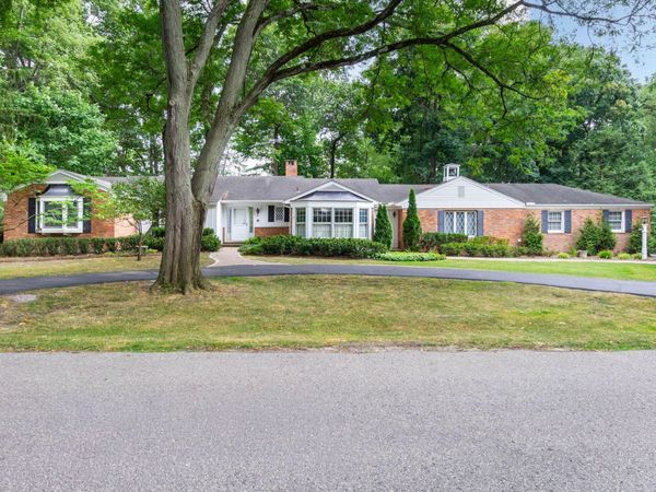 3903 Oakhills Drive, Bloomfield Hills, MI 48301