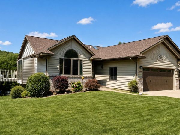 209 Larkspur Ln E, Onalaska, WI 54650
