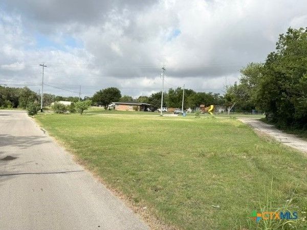301 N Heideke Street , Seguin, TX 78155