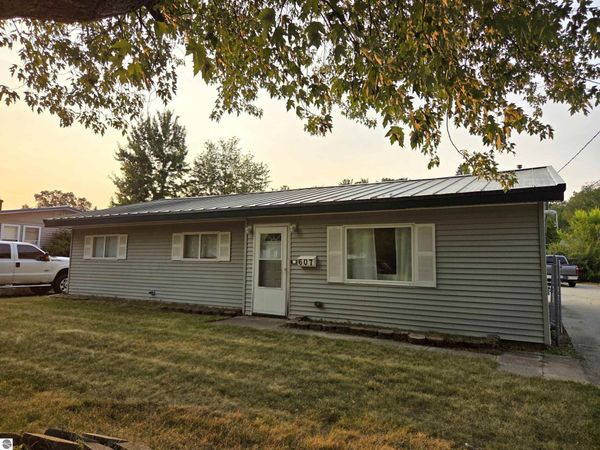 607 Cottage Avenue, Clare, MI 48617