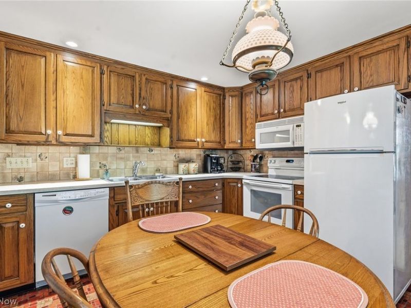 805 Fair Oaks Avenue SW, North Canton, OH 44720 Photo 7
