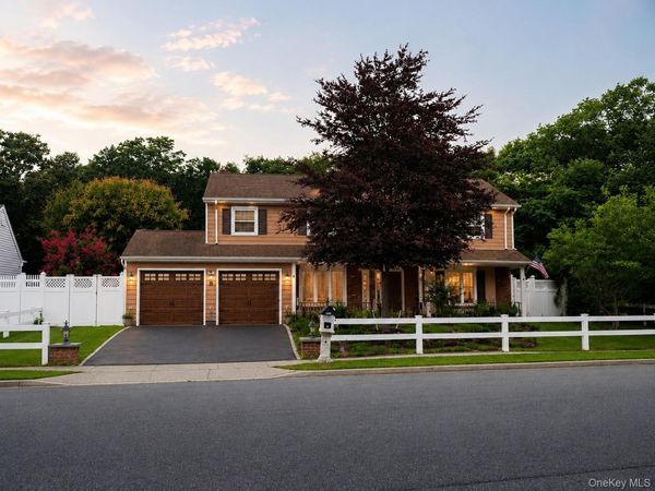 8 Singingwood Drive, Holbrook, NY 11741