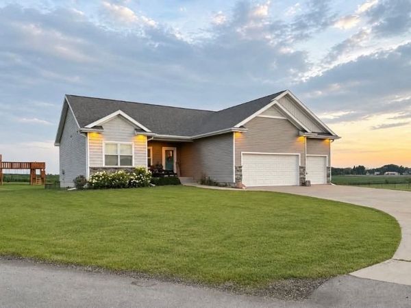 130 Lake Shore Drive , Dallas Center, IA 50063
