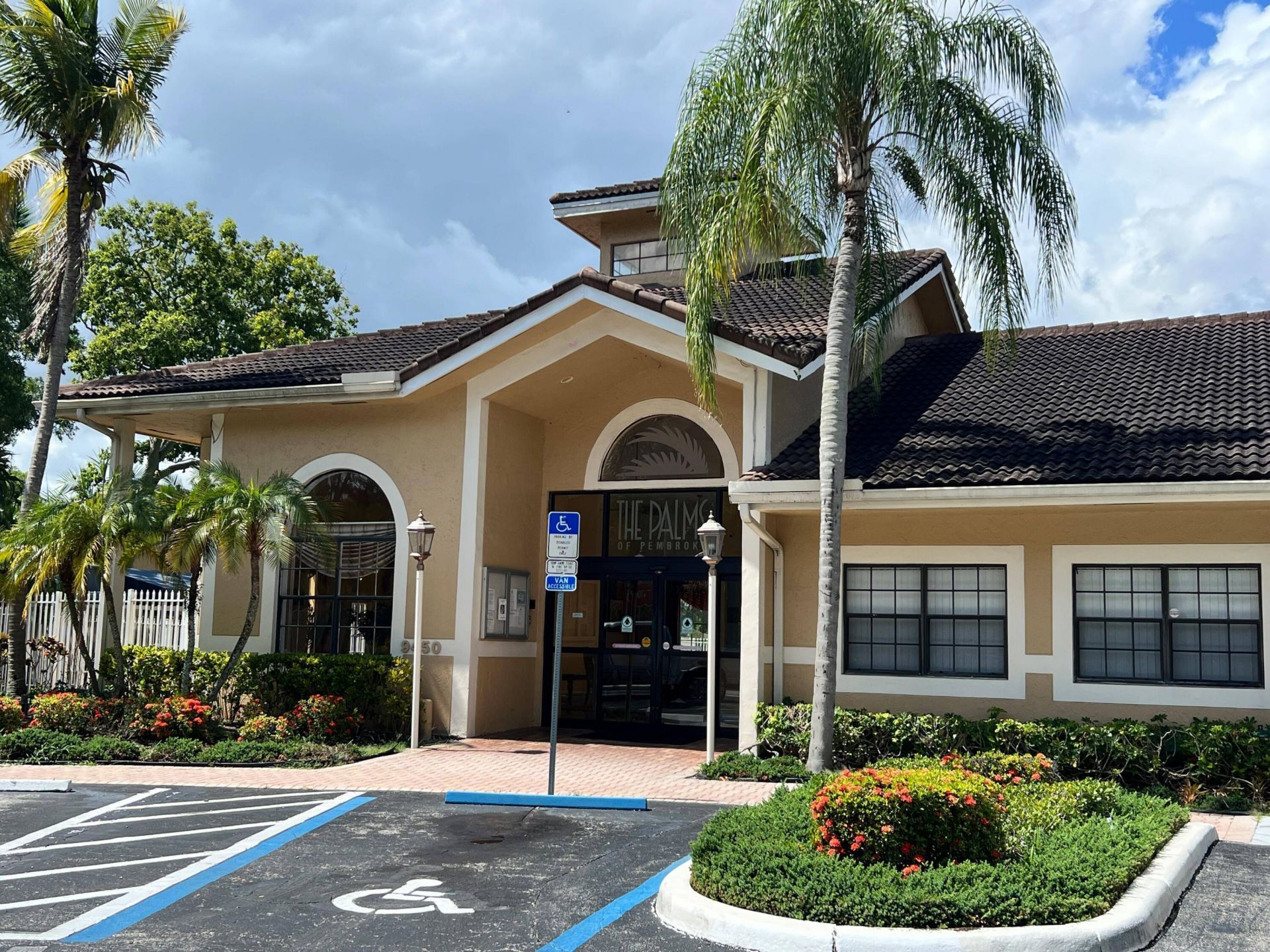 351 Palm Way, Unit 204, Pembroke Pines, FL 33025 Photo