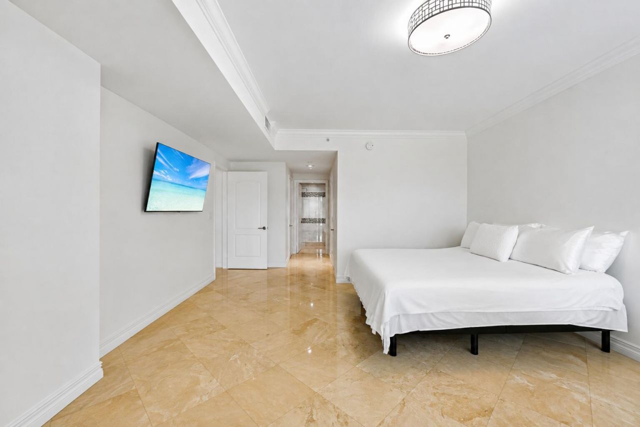 550 SE Mizner Boulevard, Unit B206, Boca Raton, FL 33432 Photo