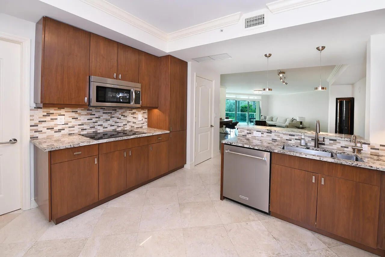 550 SE Mizner Boulevard, Unit B206, Boca Raton, FL 33432 Photo