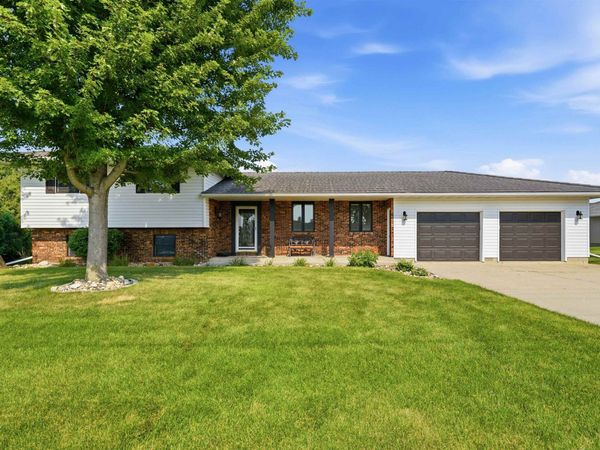2214 185 Avenue, Manchester, IA 52057