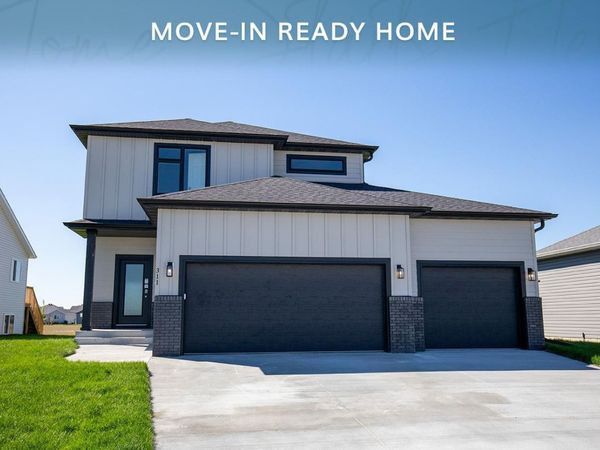 311 Lionheart Drive, Horace, ND 58047