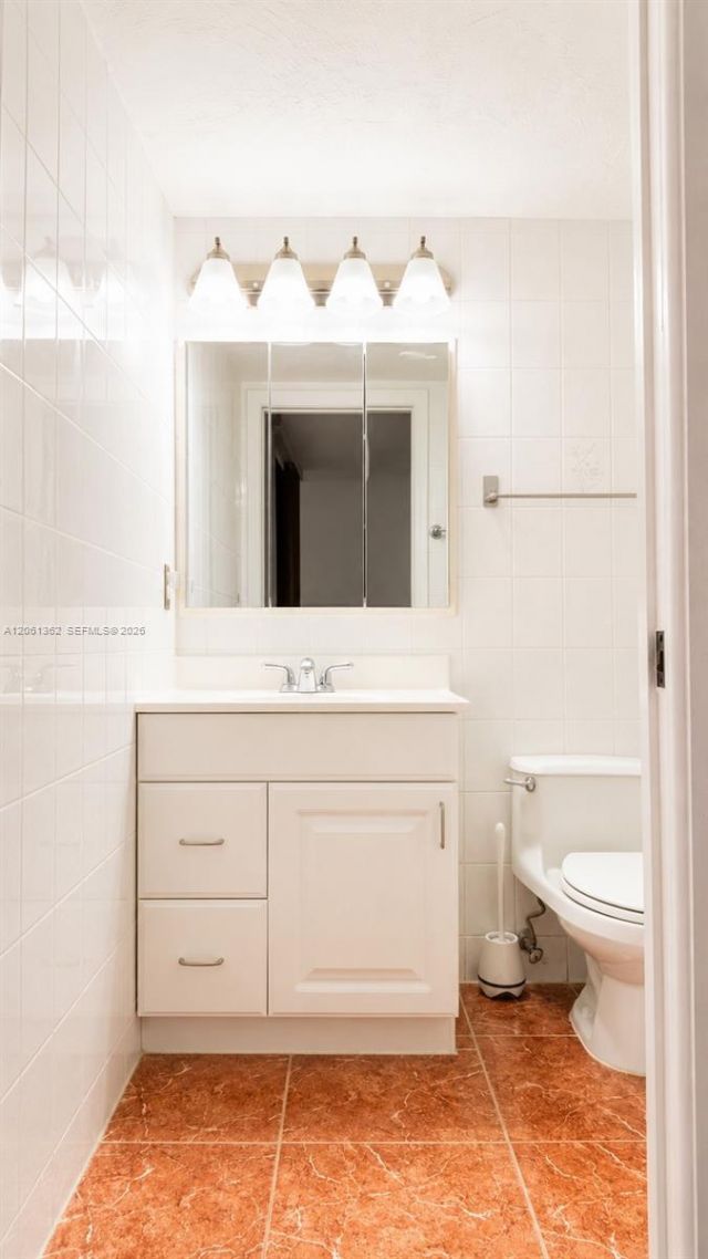 8625 NW 8th St, Unit 215, Miami, FL 33126 Photo
