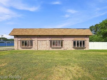 31703 Jefferson Avenue, St Clair Shores, Mi 48082